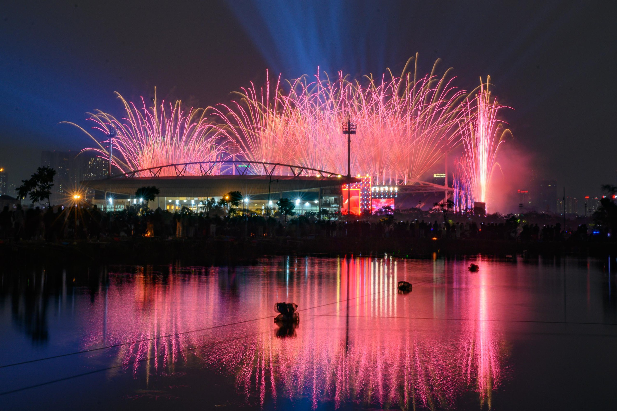 Ngắm màn pháo hoa quy mô lớn "chưa từng có" vừa xuất hiện trên bầu trời Hà Nội - Ảnh 11.
