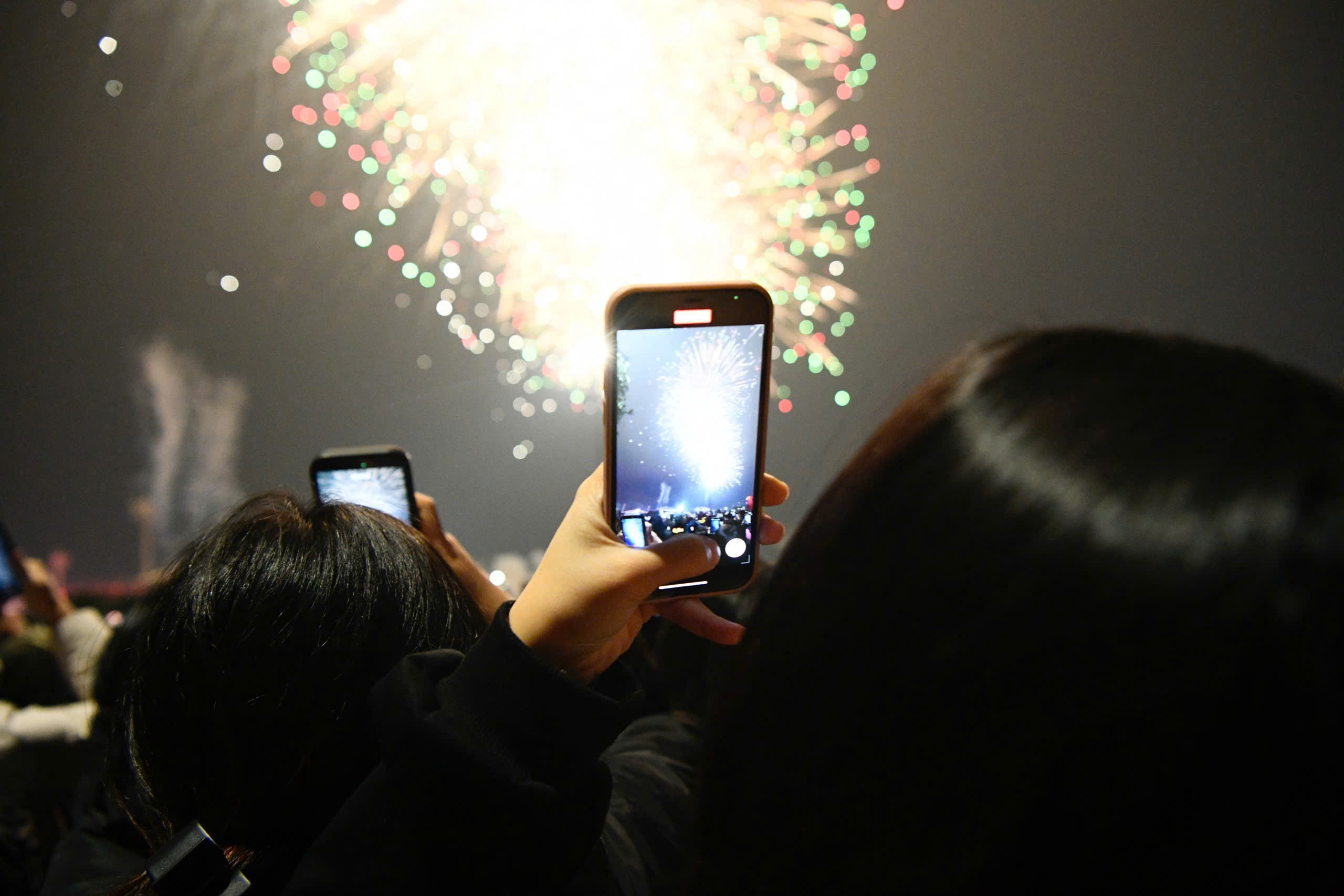 Ngắm màn pháo hoa quy mô lớn "chưa từng có" vừa xuất hiện trên bầu trời Hà Nội - Ảnh 20.