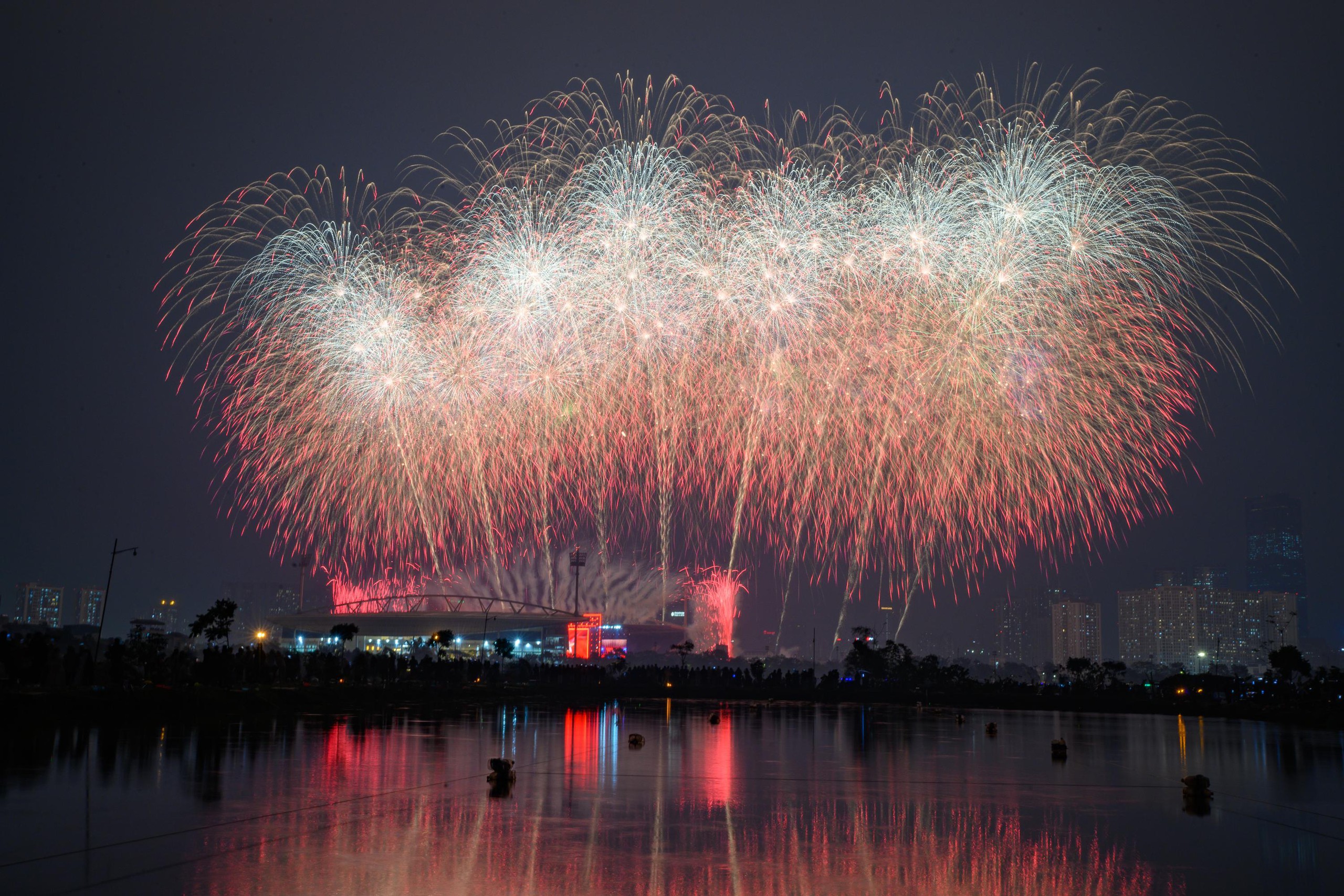 Ngắm màn pháo hoa quy mô lớn "chưa từng có" vừa xuất hiện trên bầu trời Hà Nội - Ảnh 13.