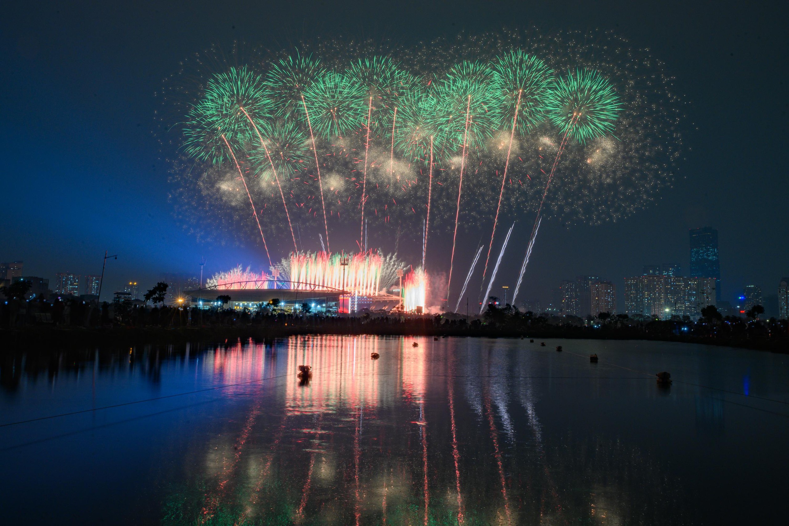 Ngắm màn pháo hoa quy mô lớn "chưa từng có" vừa xuất hiện trên bầu trời Hà Nội - Ảnh 9.