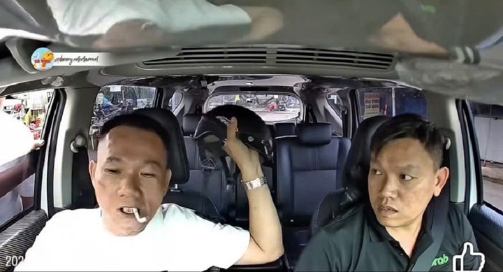 Nhắc nhở kh&ocirc;ng h&uacute;t thuốc , kh&aacute;ch h&agrave;nh hung t&agrave;i xế &ocirc; t&ocirc; tại Đ&agrave; Nẵng - Ảnh 1.