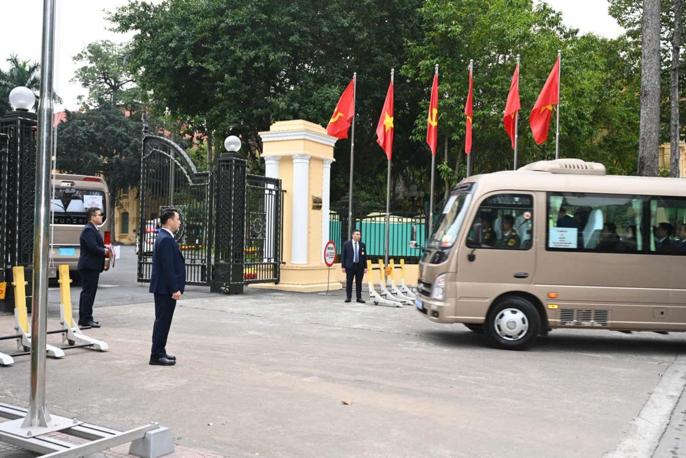 H&igrave;nh ảnh Hội nghị lần thứ nhất Ban Chấp h&agrave;nh Trung ương Đảng kh&oacute;a XIV tại Trụ sở - Ảnh 13.