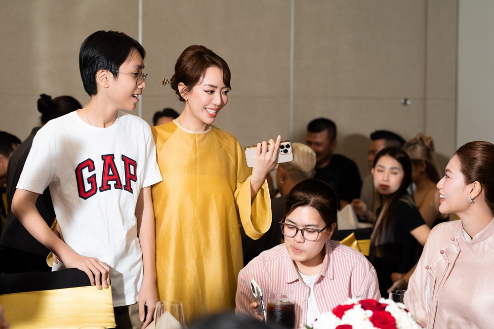 Thu Trang Tiến Luật khoe con trai 13 tuổi rưỡi cao 1,78m, thông thạo 3 ngoại ngữ- Ảnh 4.