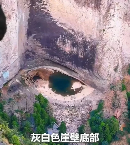 "Mắt rồng" đột ngột xuất hiện giữa núi đá, người dân nô nức kéo đến kiểm chứng - Ảnh 1. "Mắt rồng" đột ngột xuất hiện giữa núi đá, người dân nô nức kéo đến kiểm chứng - Ảnh 1.