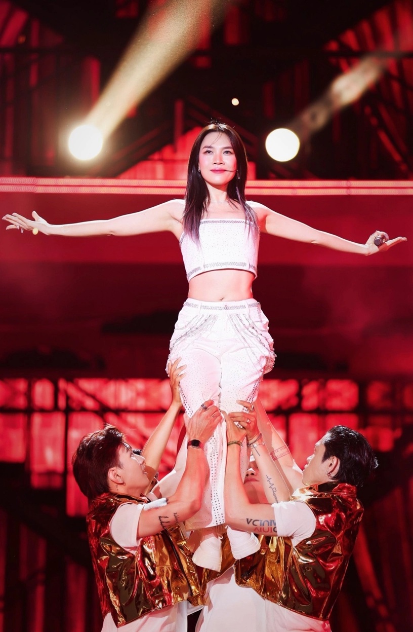 Nữ ca sĩ ở nhà trăm tỷ, Đàm Vĩnh Hưng công khai thổ lộ tình cảm: 45 tuổi chưa chồng, ngày càng xinh đẹp - Ảnh 2. Nữ ca sĩ ở nhà trăm tỷ, Đàm Vĩnh Hưng công khai thổ lộ tình cảm: 45 tuổi chưa chồng, ngày càng xinh đẹp - Ảnh 2.