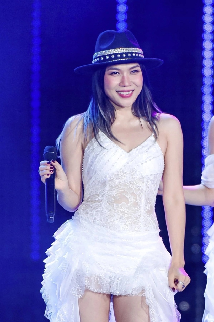 Nữ ca sĩ ở nhà trăm tỷ, Đàm Vĩnh Hưng công khai thổ lộ tình cảm: 45 tuổi chưa chồng, ngày càng xinh đẹp - Ảnh 1. Nữ ca sĩ ở nhà trăm tỷ, Đàm Vĩnh Hưng công khai thổ lộ tình cảm: 45 tuổi chưa chồng, ngày càng xinh đẹp - Ảnh 1.