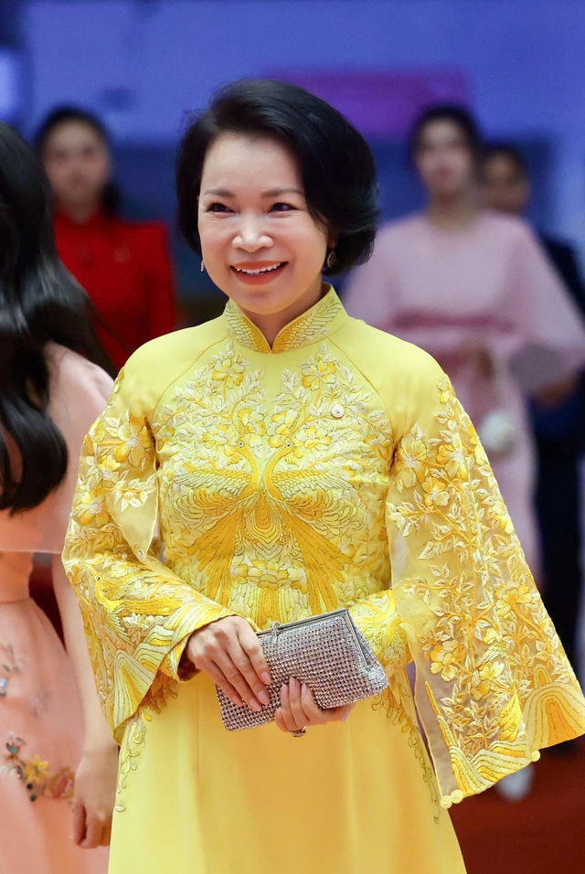 Nhan sắc thần ti&ecirc;n tỷ tỷ Phương Nhi trong lễ Hằng thuận với sắc v&agrave;ng quyền lực - Ảnh 4.