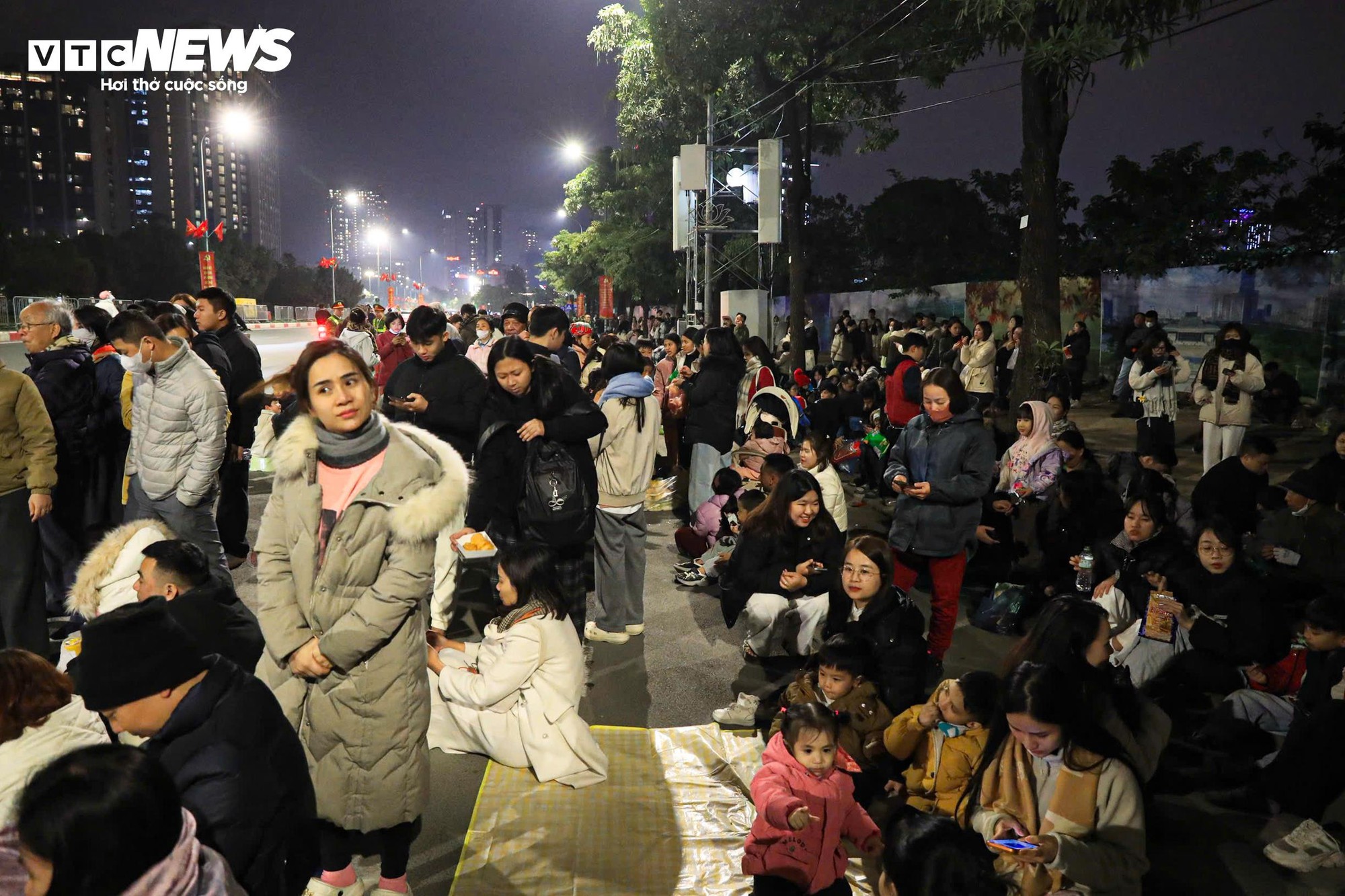 M&agrave;n ph&aacute;o hoa lớn nhất lịch sử mừng Đại hội Đảng thu h&uacute;t h&agrave;ng ngh&igrave;n người xem - Ảnh 10.