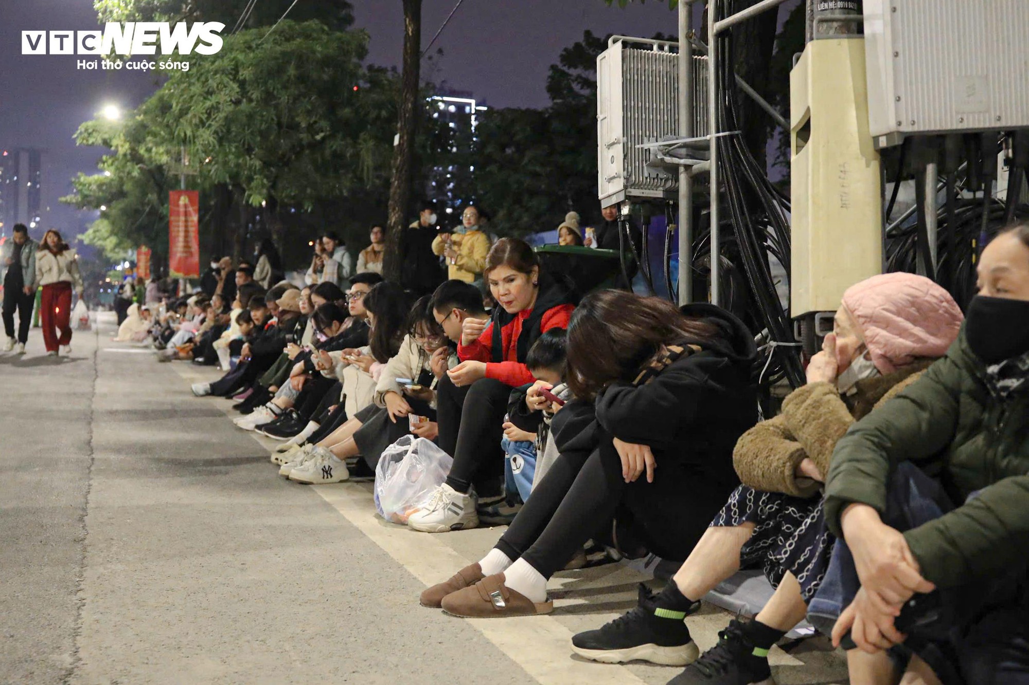 M&agrave;n ph&aacute;o hoa lớn nhất lịch sử mừng Đại hội Đảng thu h&uacute;t h&agrave;ng ngh&igrave;n người xem - Ảnh 13.