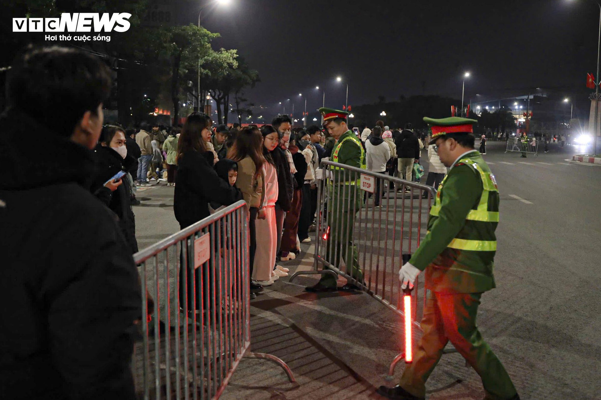 M&agrave;n ph&aacute;o hoa lớn nhất lịch sử mừng Đại hội Đảng thu h&uacute;t h&agrave;ng ngh&igrave;n người xem - Ảnh 11.