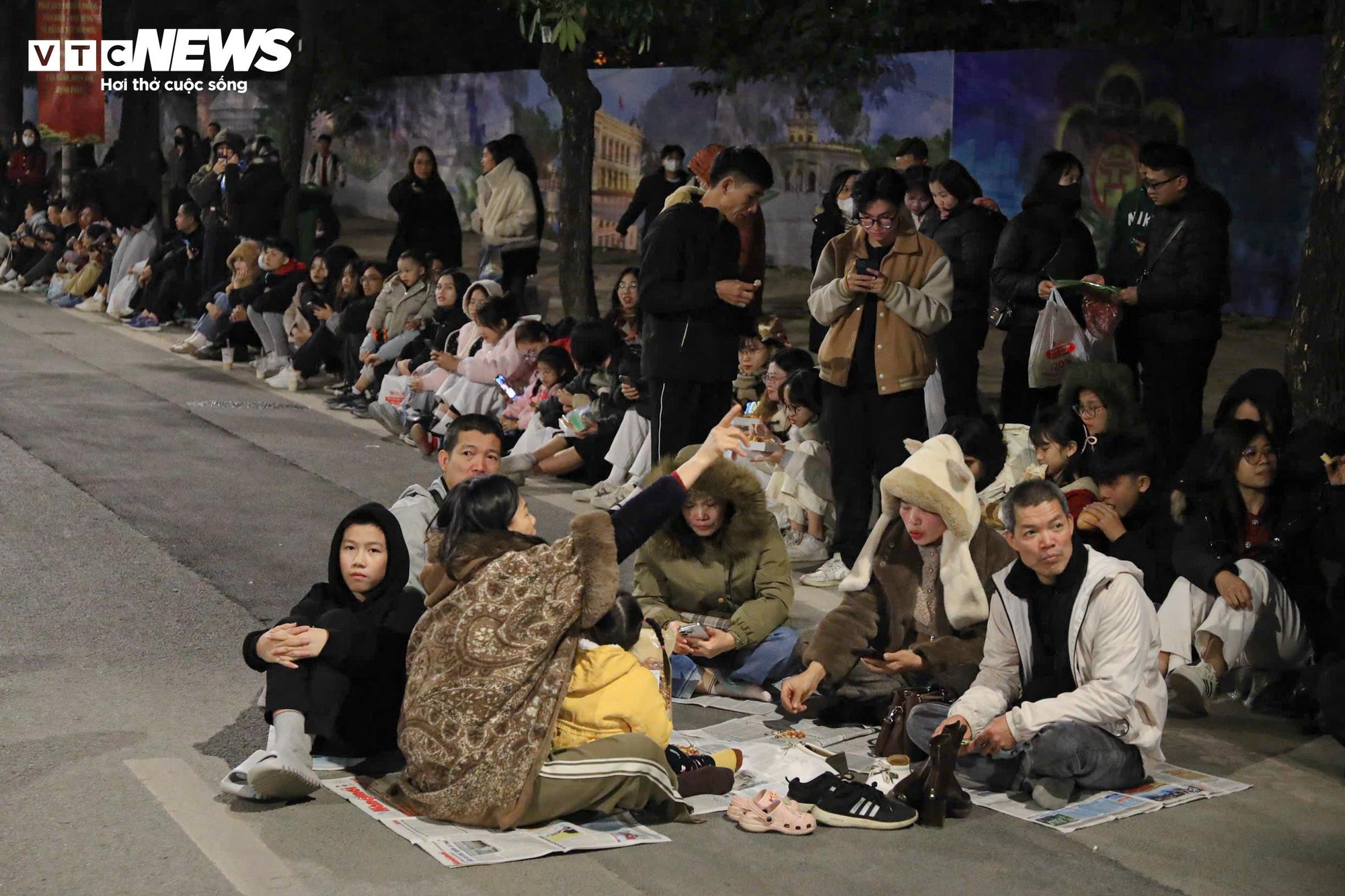 M&agrave;n ph&aacute;o hoa lớn nhất lịch sử mừng Đại hội Đảng thu h&uacute;t h&agrave;ng ngh&igrave;n người xem - Ảnh 12.