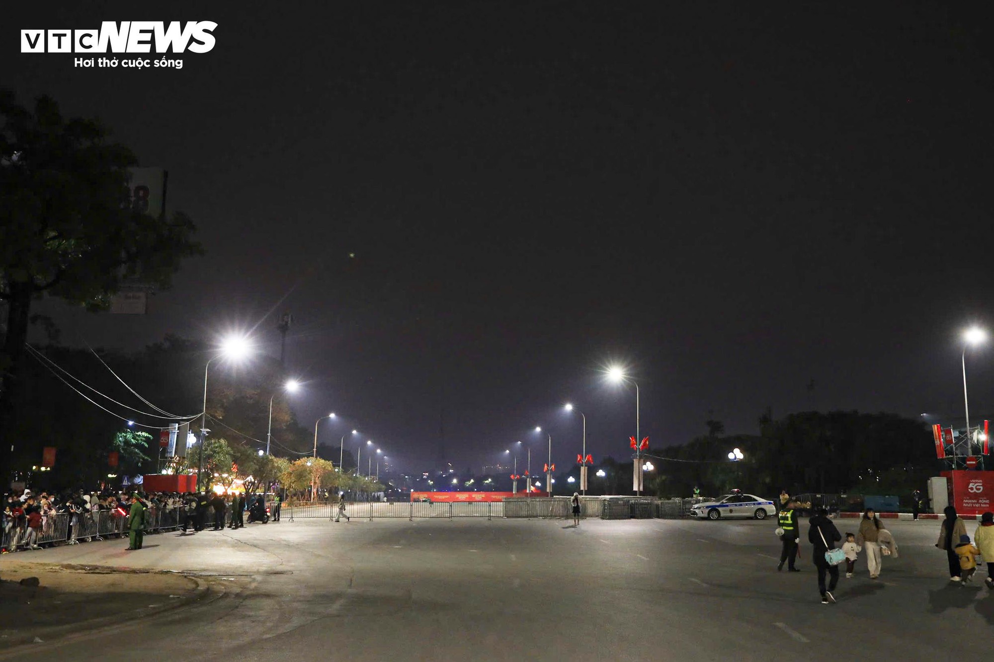 M&agrave;n ph&aacute;o hoa lớn nhất lịch sử mừng Đại hội Đảng thu h&uacute;t h&agrave;ng ngh&igrave;n người xem - Ảnh 14.