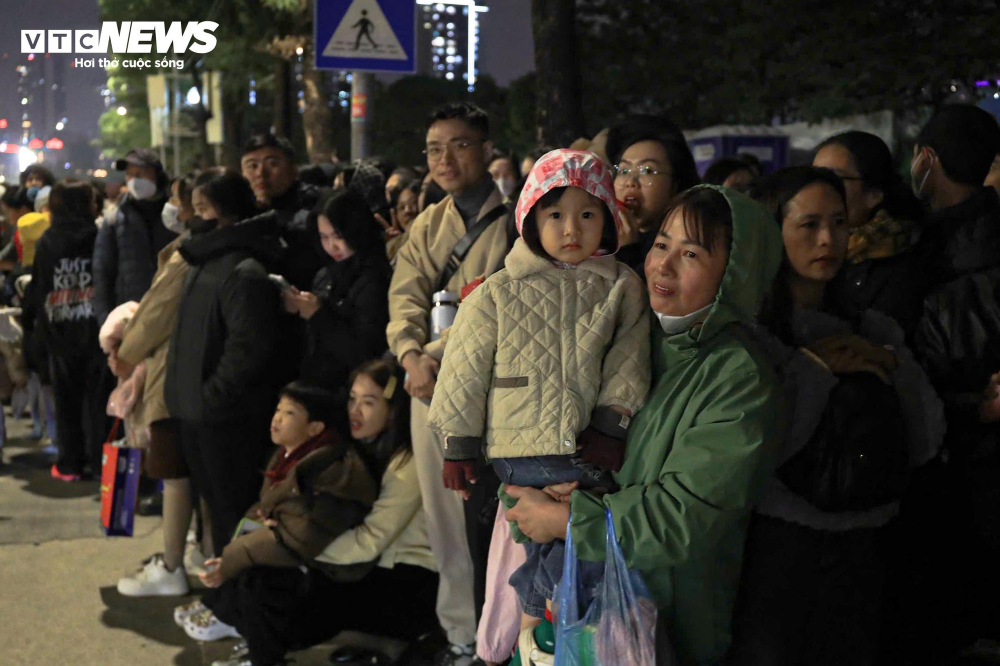M&agrave;n ph&aacute;o hoa lớn nhất lịch sử mừng Đại hội Đảng thu h&uacute;t h&agrave;ng ngh&igrave;n người xem - Ảnh 8.