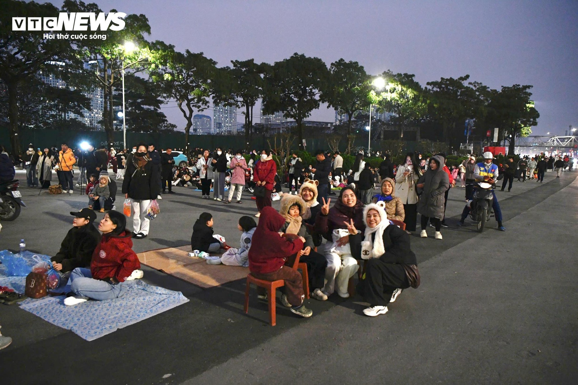 M&agrave;n ph&aacute;o hoa lớn nhất lịch sử mừng Đại hội Đảng thu h&uacute;t h&agrave;ng ngh&igrave;n người xem - Ảnh 4.