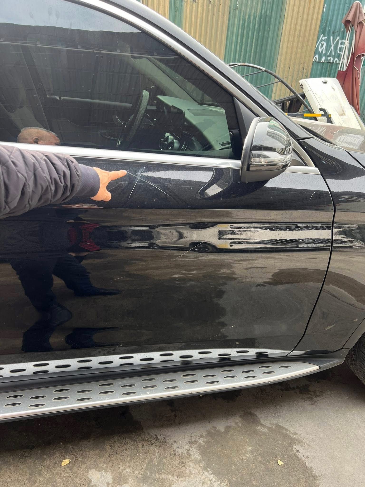 Xe Mercedes GLC200 bị phá họai khi đỗ trước trung tâm tiếng Anh tại Hà Nội - Ảnh 4. Xe Mercedes GLC200 bị phá họai khi đỗ trước trung tâm tiếng Anh tại Hà Nội - Ảnh 4.