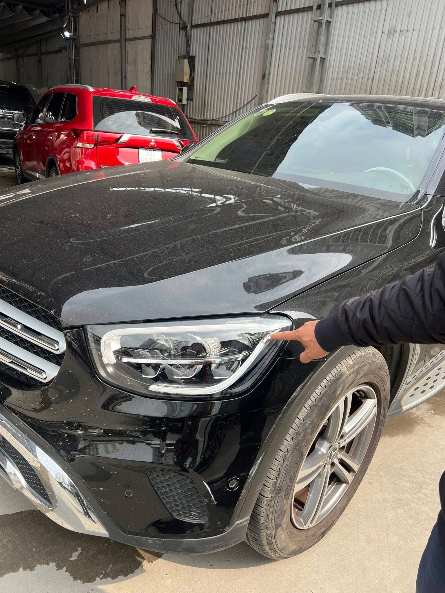 Xe Mercedes GLC200 bị phá họai khi đỗ trước trung tâm tiếng Anh tại Hà Nội - Ảnh 3. Xe Mercedes GLC200 bị phá họai khi đỗ trước trung tâm tiếng Anh tại Hà Nội - Ảnh 3.