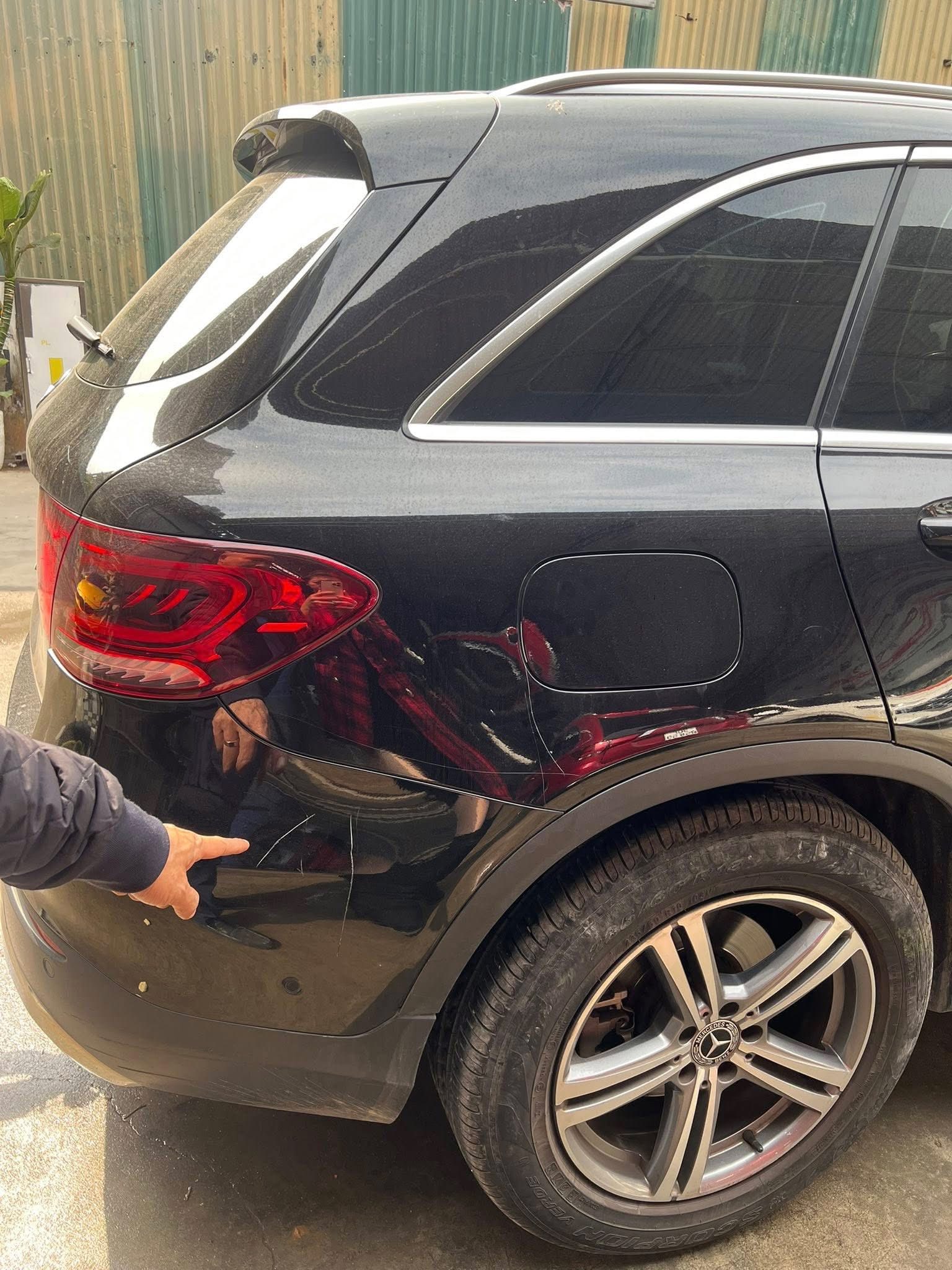 Xe Mercedes GLC200 bị phá họai khi đỗ trước trung tâm tiếng Anh tại Hà Nội - Ảnh 2. Xe Mercedes GLC200 bị phá họai khi đỗ trước trung tâm tiếng Anh tại Hà Nội - Ảnh 2.