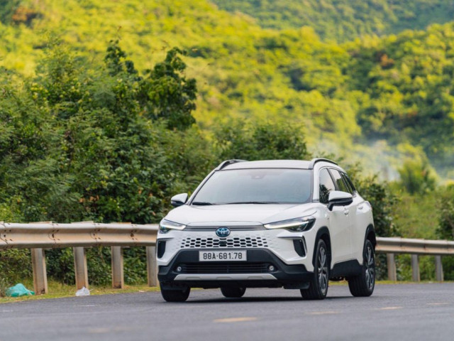 Xe hybrid hạ gi&aacute; ngang xe thuần xăng - c&aacute;c h&atilde;ng xe đua nhau 'đổ h&agrave;ng': Đ&acirc;y c&oacute; phải t&iacute;n hiệu cho 1 năm b&ugrave;ng nổ của d&ograve;ng xe n&agrave;y tại thị trường Việt Nam - Ảnh 1.