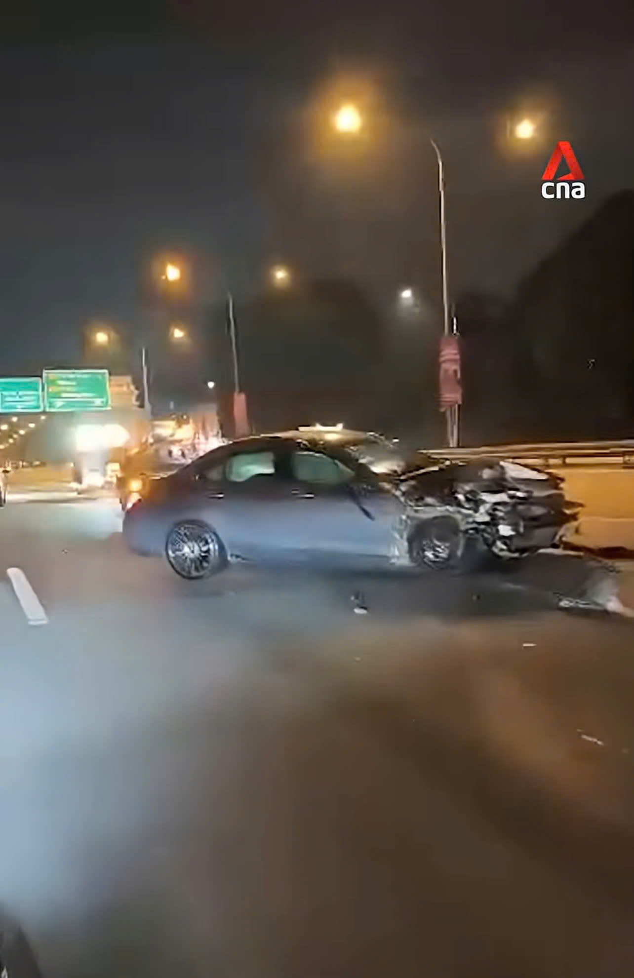 Đứng trên cao tốc giải quyết sau va chạm nhỏ, nhóm người bị chiếc Mercedes-Benz lao trúng: 2 người tử vong, 2 người bị thương- Ảnh 2. Đứng trên cao tốc giải quyết sau va chạm nhỏ, nhóm người bị chiếc Mercedes-Benz lao trúng: 2 người tử vong, 2 người bị thương- Ảnh 2.