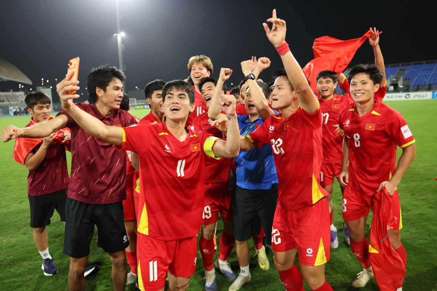 Ảnh: X&uacute;c động khoảnh khắc L&yacute; Đức c&otilde;ng Hiểu Minh chấn thương, HLV Kim Sang-sik ăn mừng với cờ tổ quốc Việt Nam - Ảnh 10.