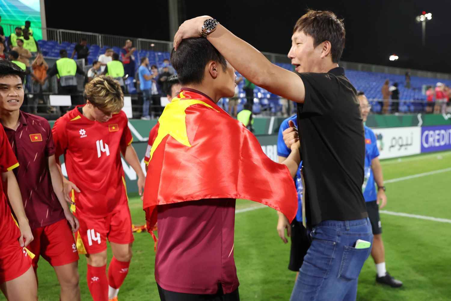 Ảnh: X&uacute;c động khoảnh khắc L&yacute; Đức c&otilde;ng Hiểu Minh chấn thương, HLV Kim Sang-sik ăn mừng với cờ tổ quốc Việt Nam - Ảnh 4.