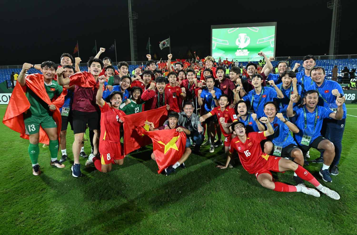 Ảnh: X&uacute;c động khoảnh khắc L&yacute; Đức c&otilde;ng Hiểu Minh chấn thương, HLV Kim Sang-sik ăn mừng với cờ tổ quốc Việt Nam - Ảnh 11.