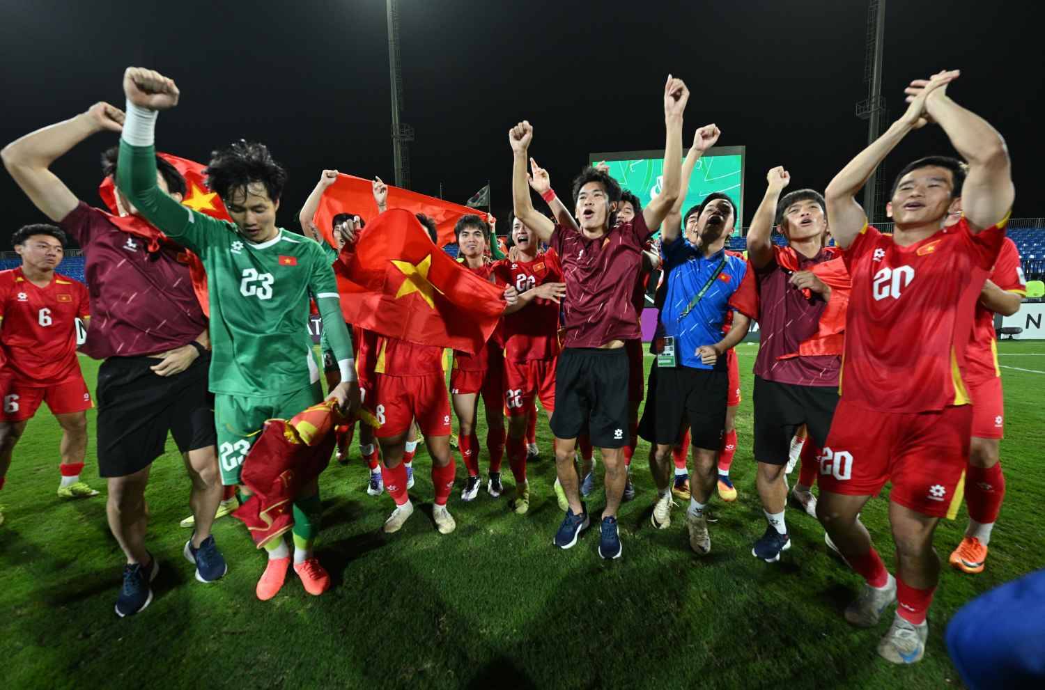 Ảnh: X&uacute;c động khoảnh khắc L&yacute; Đức c&otilde;ng Hiểu Minh chấn thương, HLV Kim Sang-sik ăn mừng với cờ tổ quốc Việt Nam - Ảnh 12.