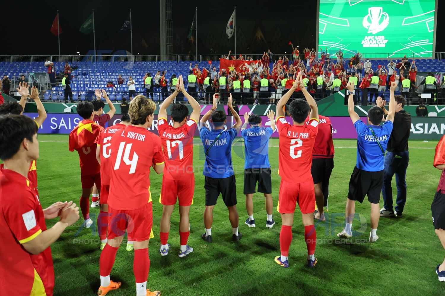 Ảnh: X&uacute;c động khoảnh khắc L&yacute; Đức c&otilde;ng Hiểu Minh chấn thương, HLV Kim Sang-sik ăn mừng với cờ tổ quốc Việt Nam - Ảnh 5.