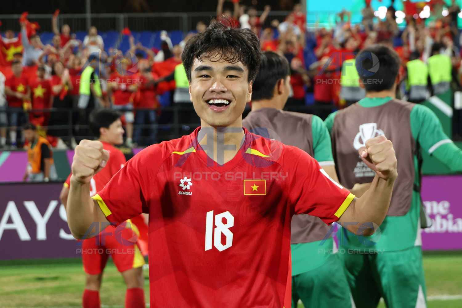 Ảnh: X&uacute;c động khoảnh khắc L&yacute; Đức c&otilde;ng Hiểu Minh chấn thương, HLV Kim Sang-sik ăn mừng với cờ tổ quốc Việt Nam - Ảnh 8.