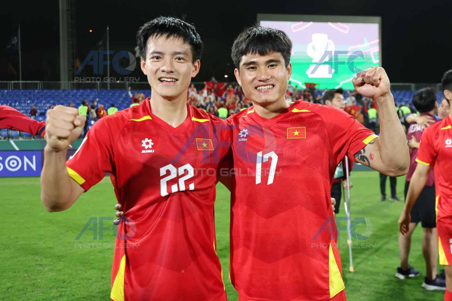 Ảnh: X&uacute;c động khoảnh khắc L&yacute; Đức c&otilde;ng Hiểu Minh chấn thương, HLV Kim Sang-sik ăn mừng với cờ tổ quốc Việt Nam - Ảnh 7.