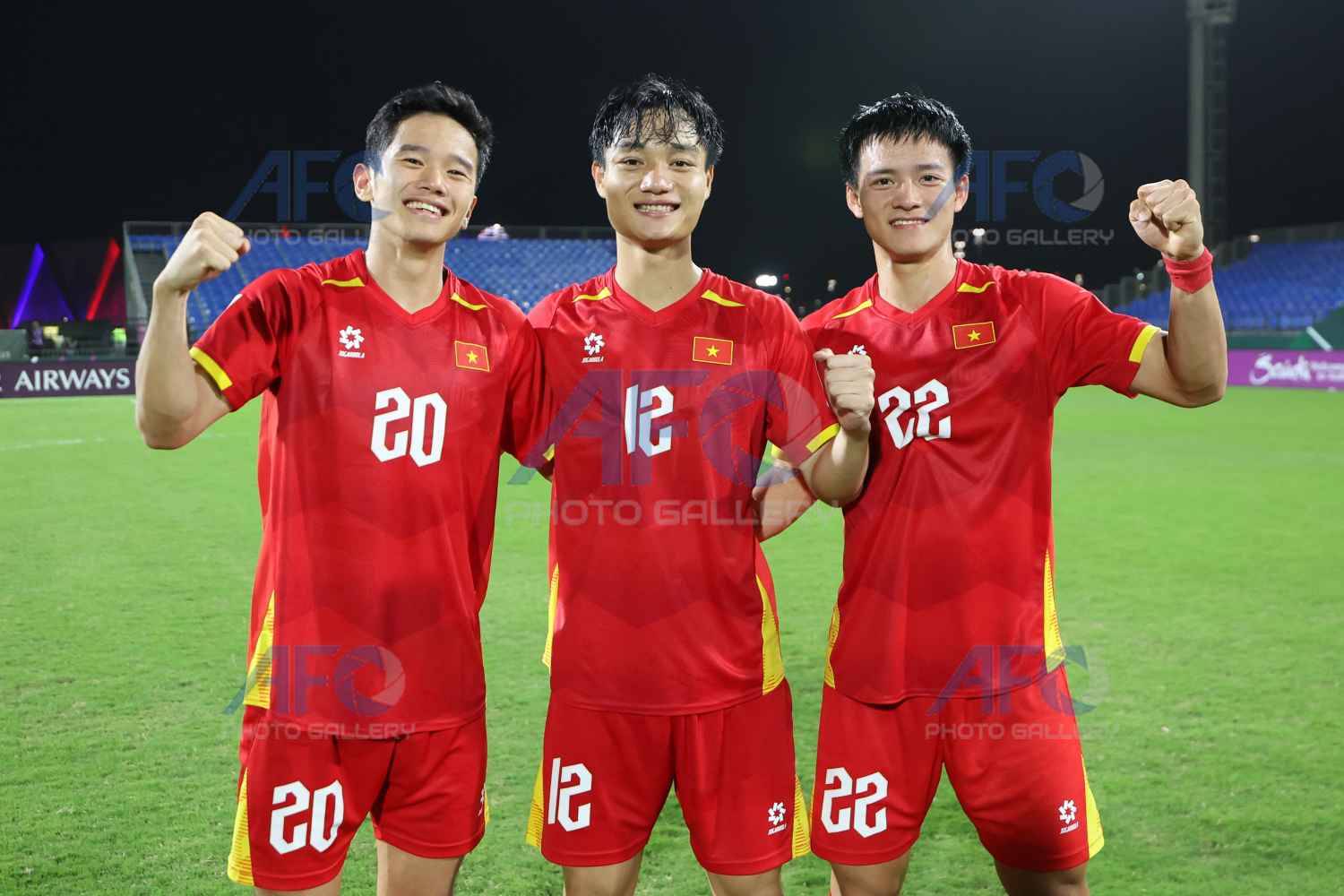 Ảnh: X&uacute;c động khoảnh khắc L&yacute; Đức c&otilde;ng Hiểu Minh chấn thương, HLV Kim Sang-sik ăn mừng với cờ tổ quốc Việt Nam - Ảnh 6.