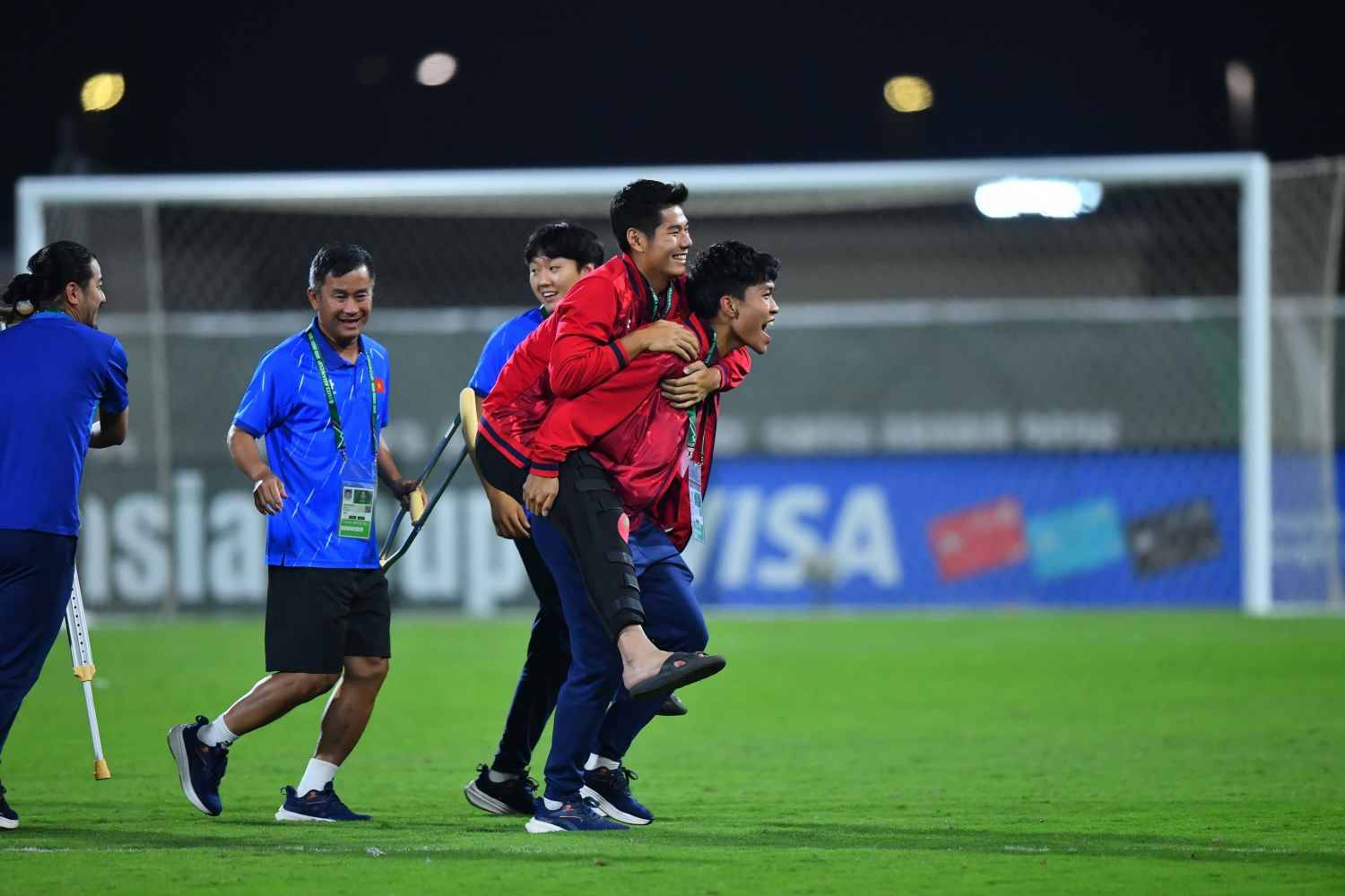 Ảnh: X&uacute;c động khoảnh khắc L&yacute; Đức c&otilde;ng Hiểu Minh chấn thương, HLV Kim Sang-sik ăn mừng với cờ tổ quốc Việt Nam - Ảnh 1.