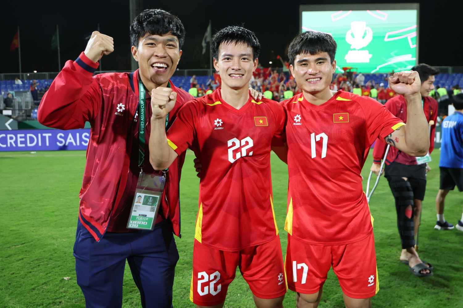 Ảnh: X&uacute;c động khoảnh khắc L&yacute; Đức c&otilde;ng Hiểu Minh chấn thương, HLV Kim Sang-sik ăn mừng với cờ tổ quốc Việt Nam - Ảnh 2.