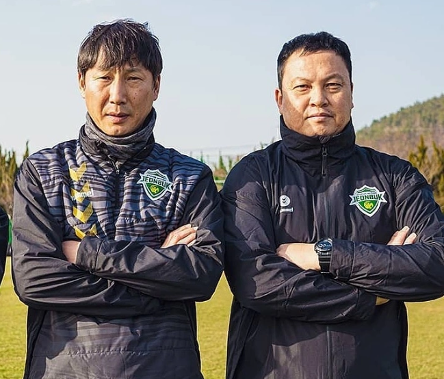 Giải mã chiến thắng: Huyền thoại bắt penalty của Hàn Quốc lại chính là “quân sư” cho U23 Việt Nam - Ảnh 1. Giải mã chiến thắng: Huyền thoại bắt penalty của Hàn Quốc lại chính là “quân sư” cho U23 Việt Nam - Ảnh 1.