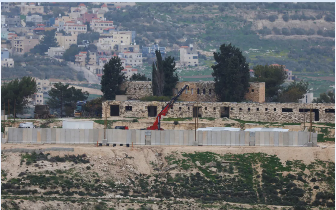 Israel ph&ecirc; duyệt giấy ph&eacute;p sử dụng s&uacute;ng cho 18 khu định cư bất hợp ph&aacute;p ở Bờ T&acirc;y - Ảnh 1.