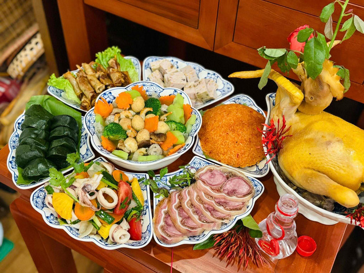 G&agrave; luộc nguy&ecirc;n con trong m&acirc;m cỗ Tết: Biểu tượng của sự b&igrave;nh an v&agrave; may mắn - Ảnh 2.