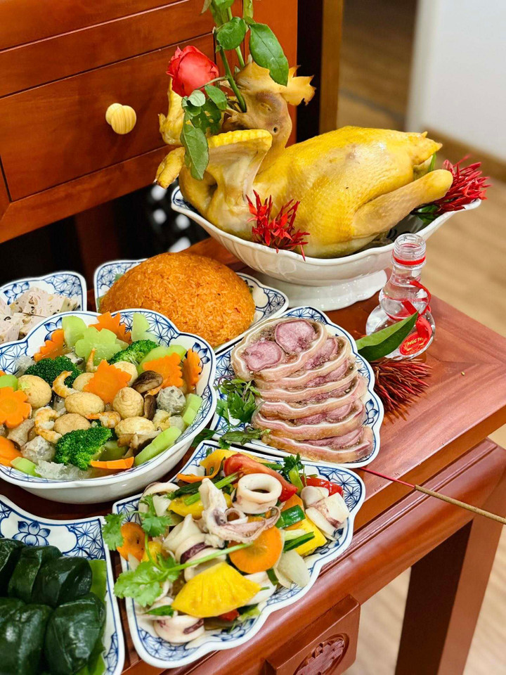G&agrave; luộc nguy&ecirc;n con trong m&acirc;m cỗ Tết: Biểu tượng của sự b&igrave;nh an v&agrave; may mắn - Ảnh 3.