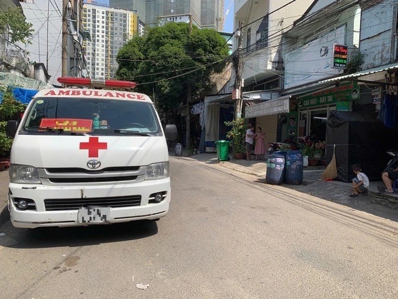 Nam thanh niên tử vong trước cửa phòng trọ của bạn gái ở TP.HCM: Hé lộ một việc xảy ra tối hôm trước - Ảnh 1.