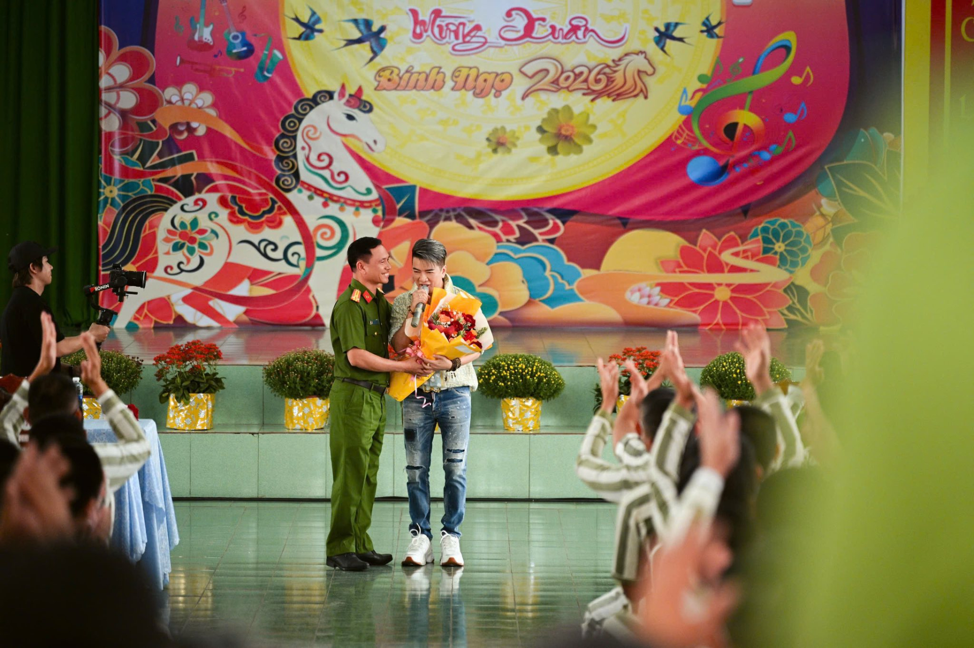 "Ông hoàng nhạc Việt" đình đám một thời đi hát ở trại giam Xuyên Mộc - Ảnh 2.