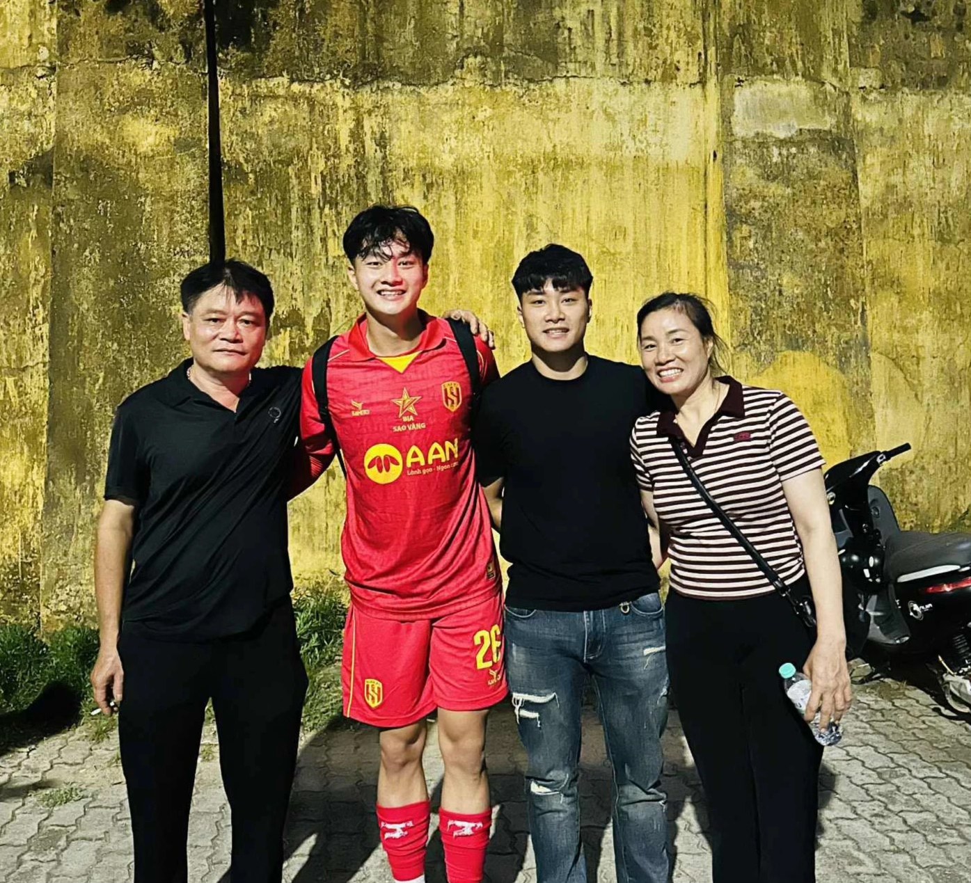 Gánh hoa quả của mẹ thủ môn Cao Văn Bình đắt khách, gia đình làm 10 mâm cỗ đón con về từ U23 châu Á- Ảnh 3.