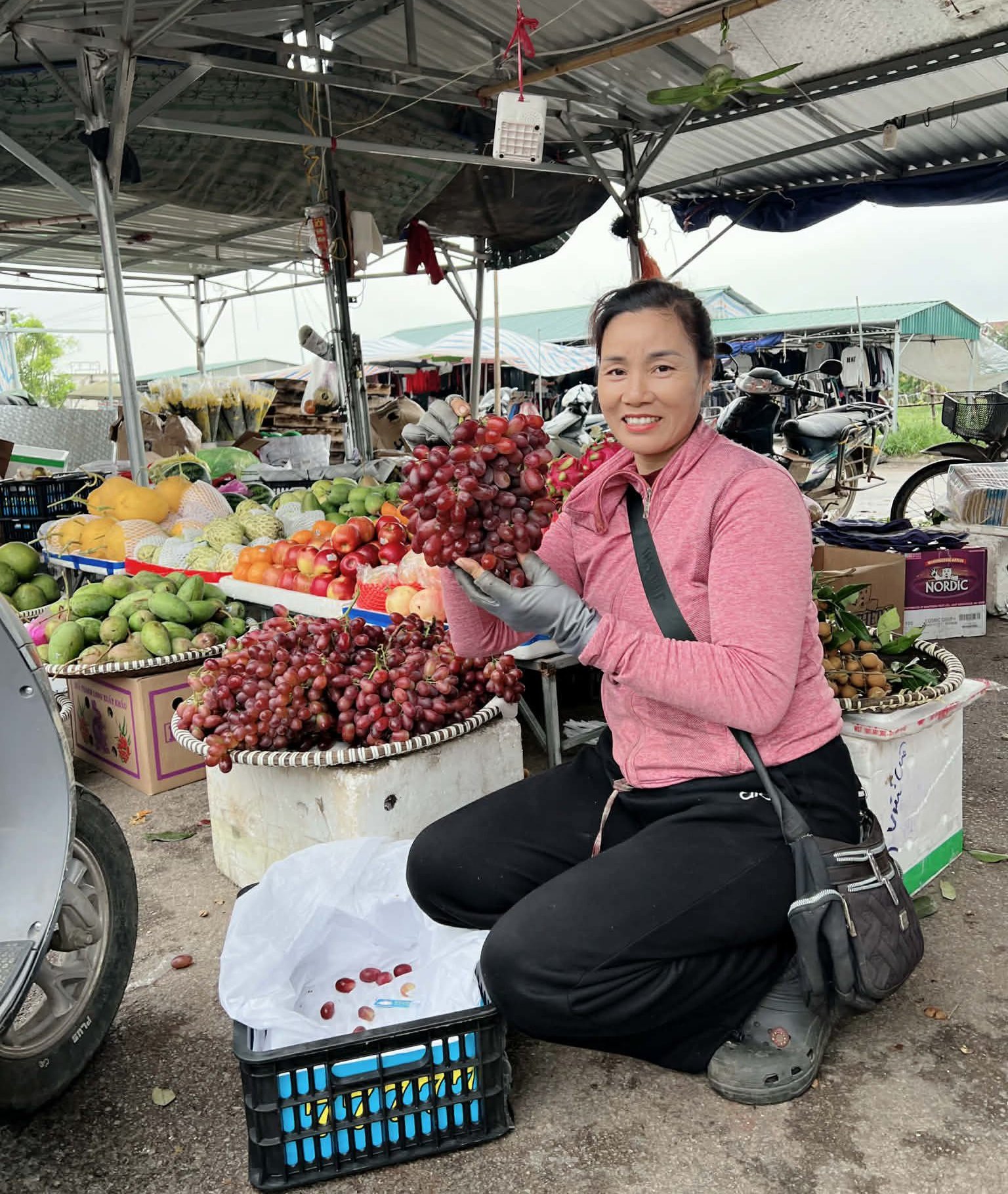 Gánh hoa quả của mẹ thủ môn Cao Văn Bình đắt khách, gia đình làm 10 mâm cỗ đón con về từ U23 châu Á- Ảnh 2.