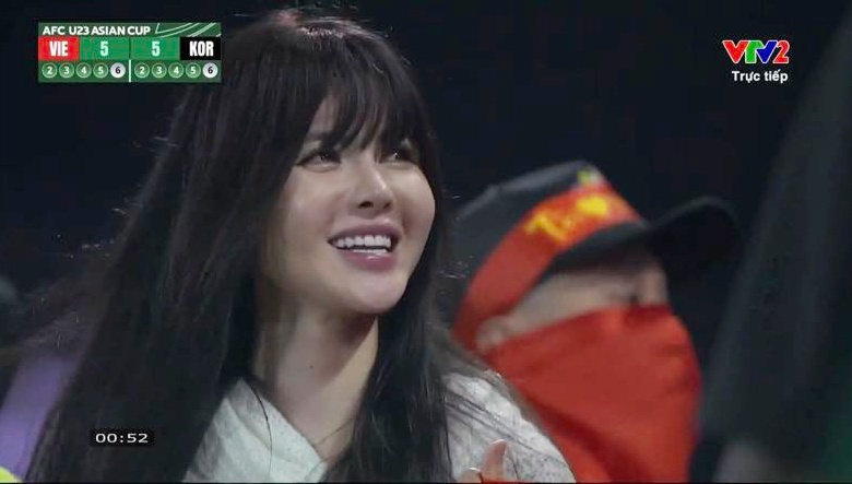 Danh t&iacute;nh nữ cổ động vi&ecirc;n Việt Nam giống Thiều Bảo Tr&acirc;m g&acirc;y sốt- Ảnh 2.