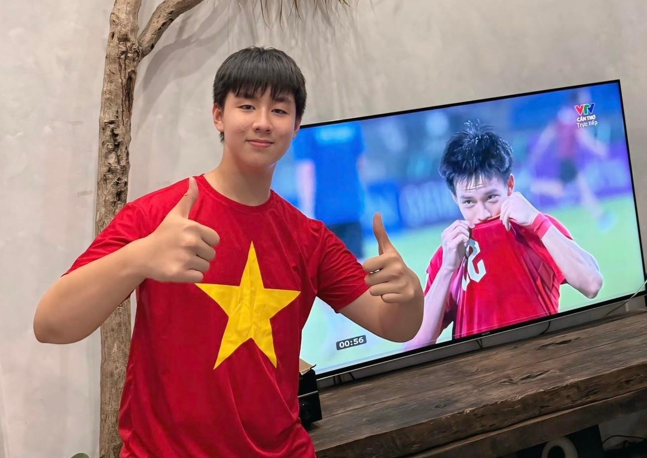 MC Lại Văn Sâm, Hoa hậu Đoàn Thiên Ân mừng chiến thắng nghẹt thở của U23 Việt Nam - Ảnh 2.