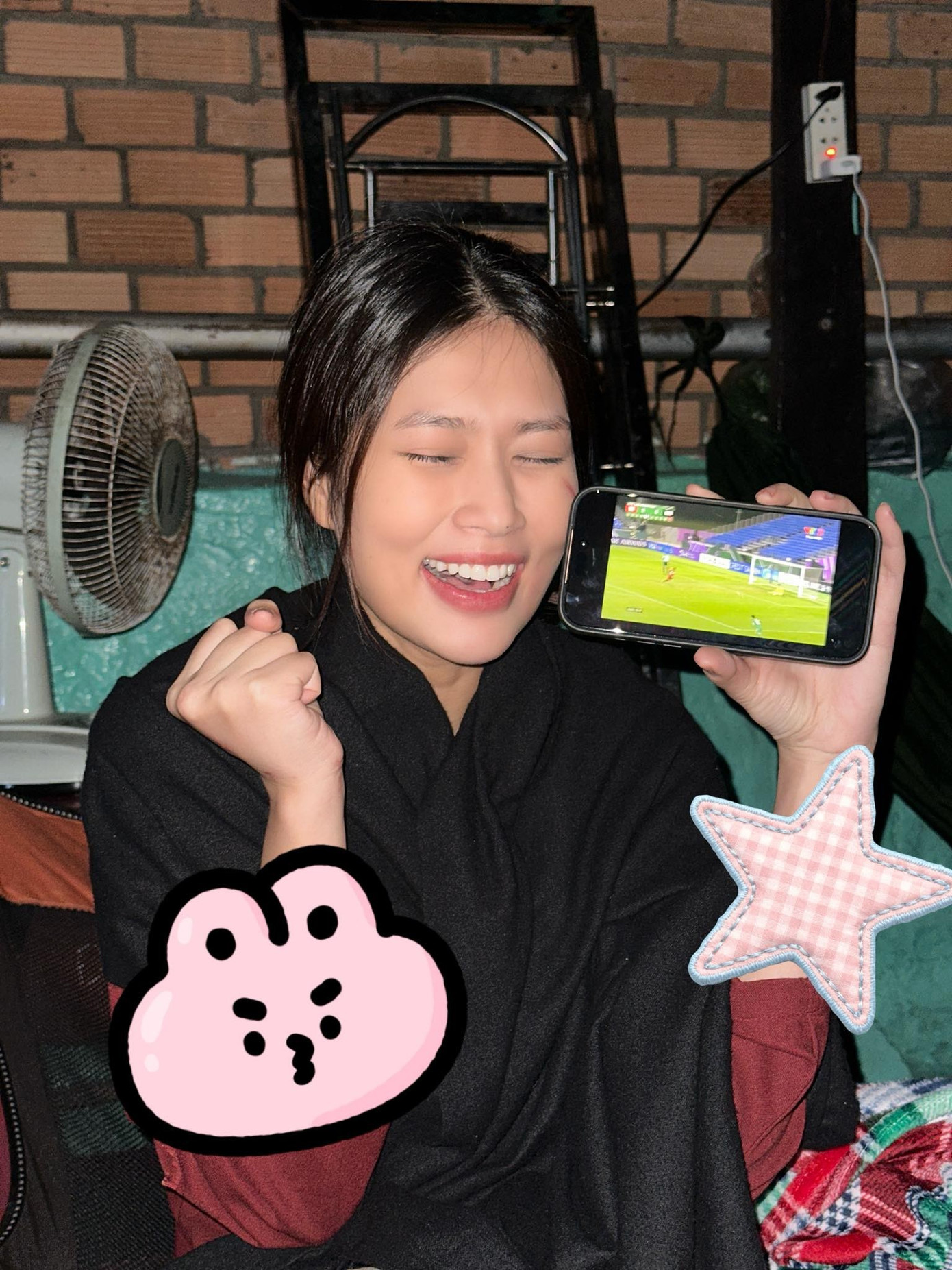 MC Lại Văn Sâm, Hoa hậu Đoàn Thiên Ân mừng chiến thắng nghẹt thở của U23 Việt Nam - Ảnh 1.