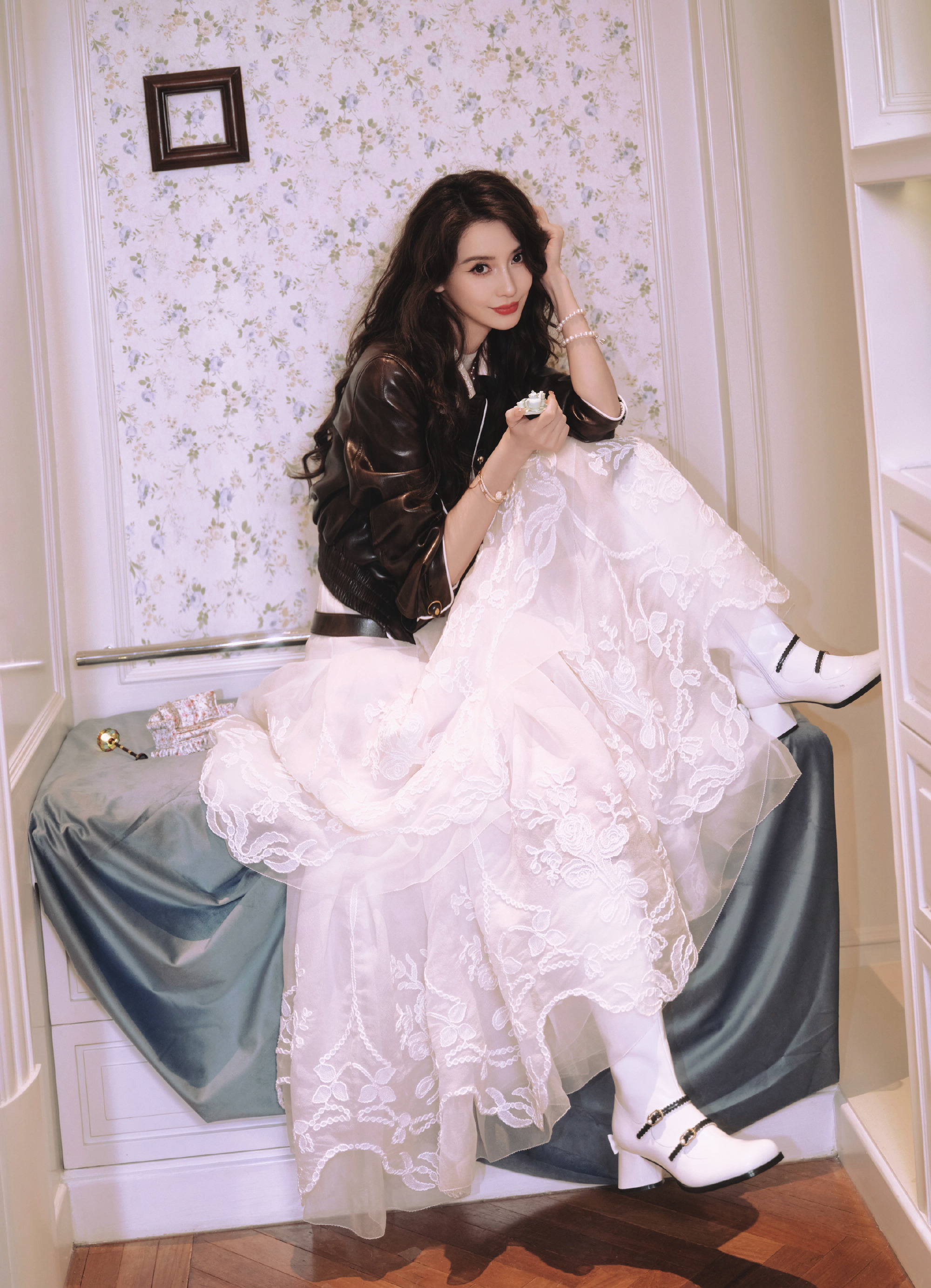 Hoang mang cả Cbiz: Angelababy vướng nghi vấn làm "tiểu tam", đang cặp kè ca sĩ hơn 8 tuổi và có 3 con? - Ảnh 6. Hoang mang cả Cbiz: Angelababy vướng nghi vấn làm "tiểu tam", đang cặp kè ca sĩ hơn 8 tuổi và có 3 con? - Ảnh 6.