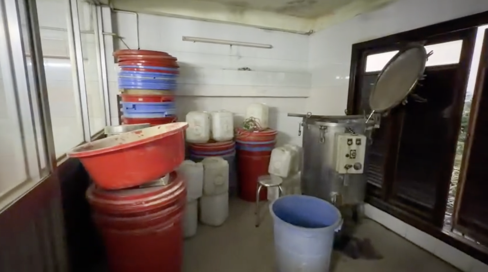 CLIP Bên trong công xưởng "thuốc đông y" Công an TPHCM vừa triệt phá - Ảnh 8.