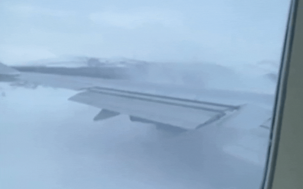 C&aacute;nh m&aacute;y bay chở 388 người bốc ch&aacute;y dữ dội khi hủy cất c&aacute;nh v&agrave;o ph&uacute;t ch&oacute;t- Ảnh 1.