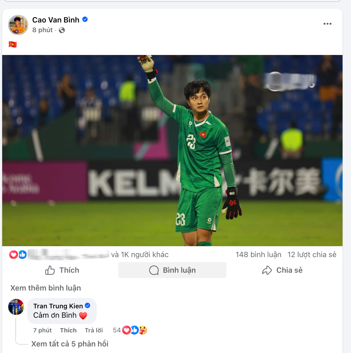 Thủ m&ocirc;n hotboy mới nổi Cao Văn B&igrave;nh chỉ đăng đ&uacute;ng một sticker, cả đội U23 Việt Nam v&agrave;o n&oacute;i "cảm ơn", v&igrave; sao thế? - Ảnh 1.