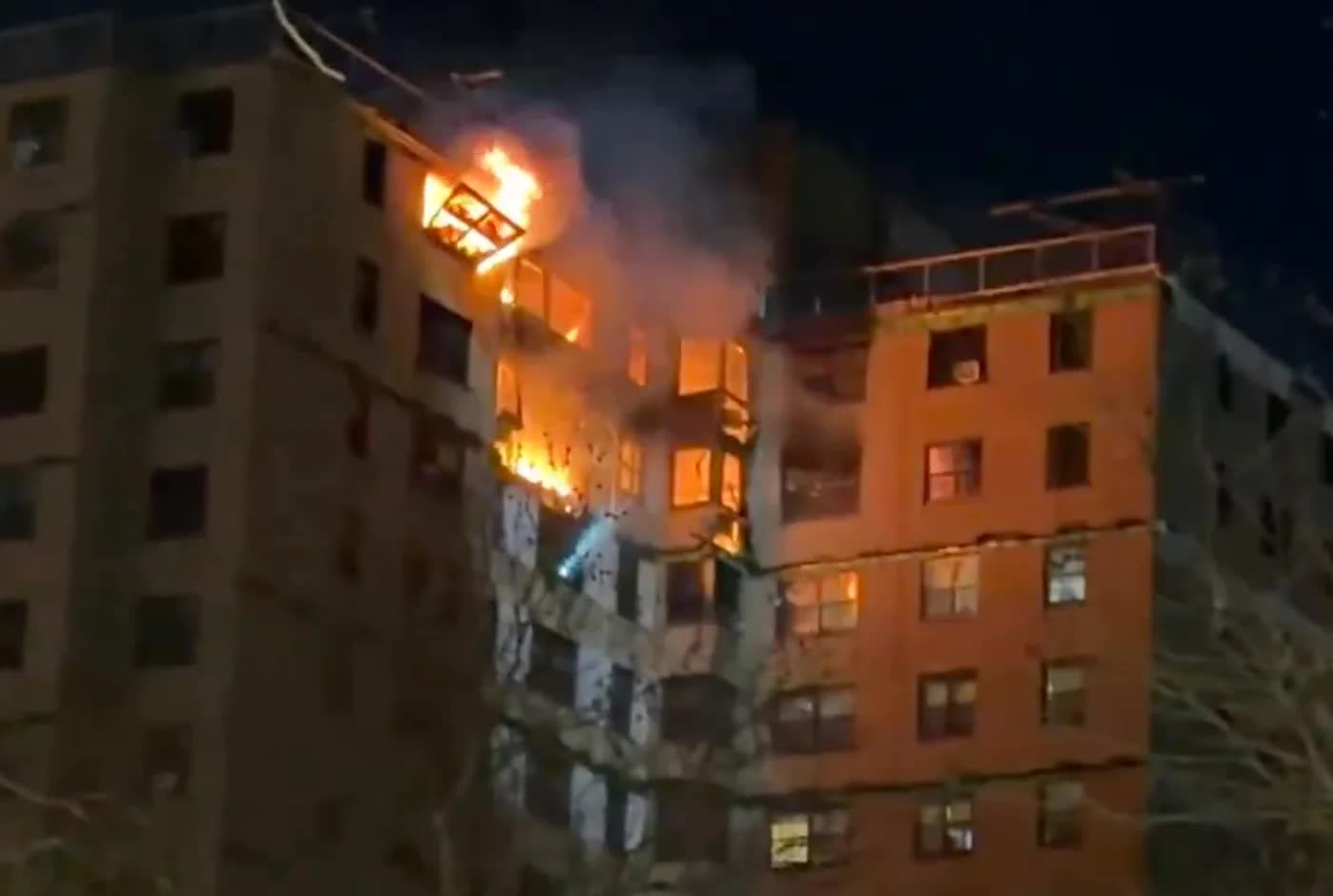 Ch&aacute;y lớn tại chung cư 17 tầng ở New York, hơn 200 l&iacute;nh cứu hoả được điều động - Ảnh 3.