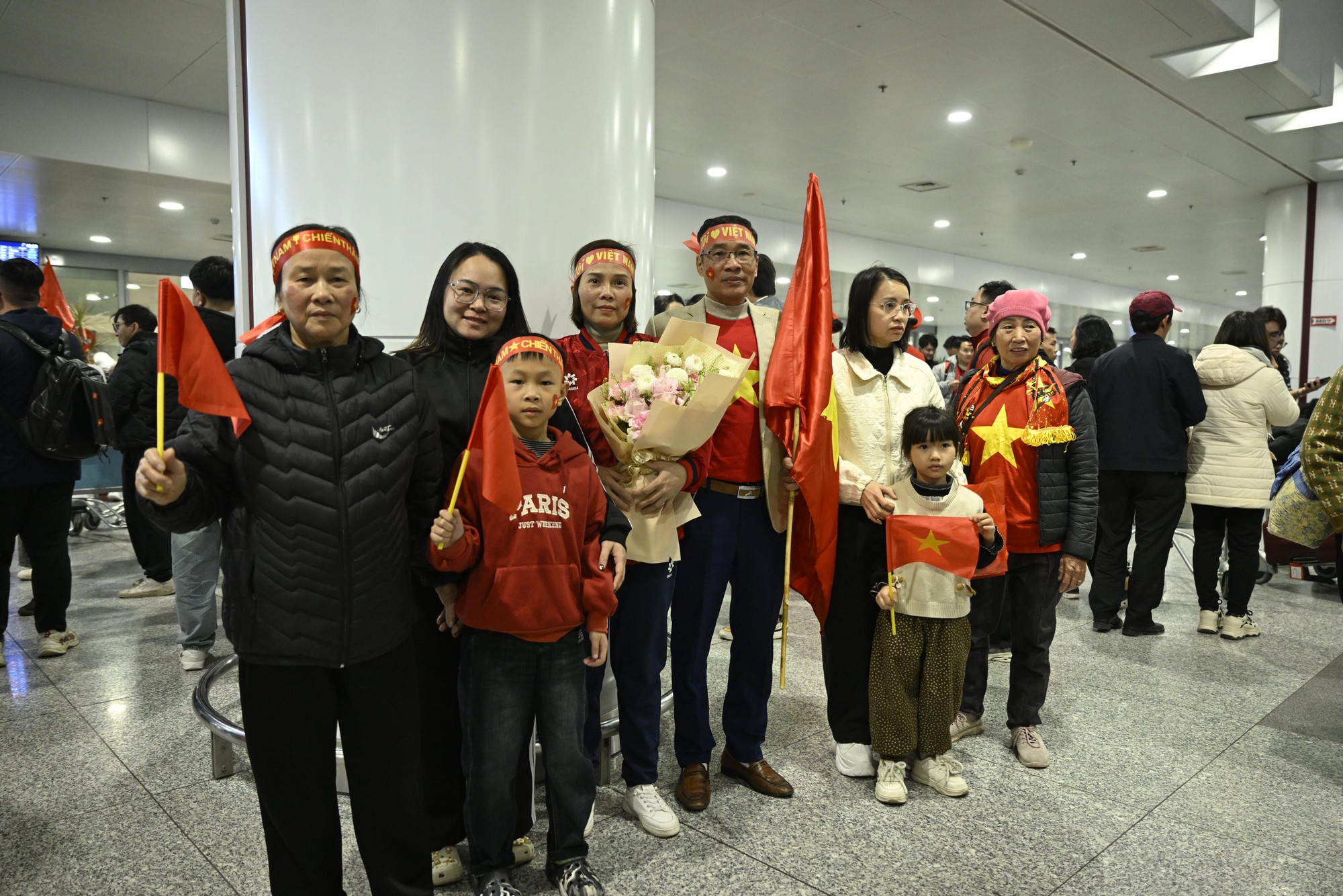 U23 Việt Nam mang HCĐ châu Á về nước: Hiểu Minh phải ngồi xe lăn - Ảnh 13.